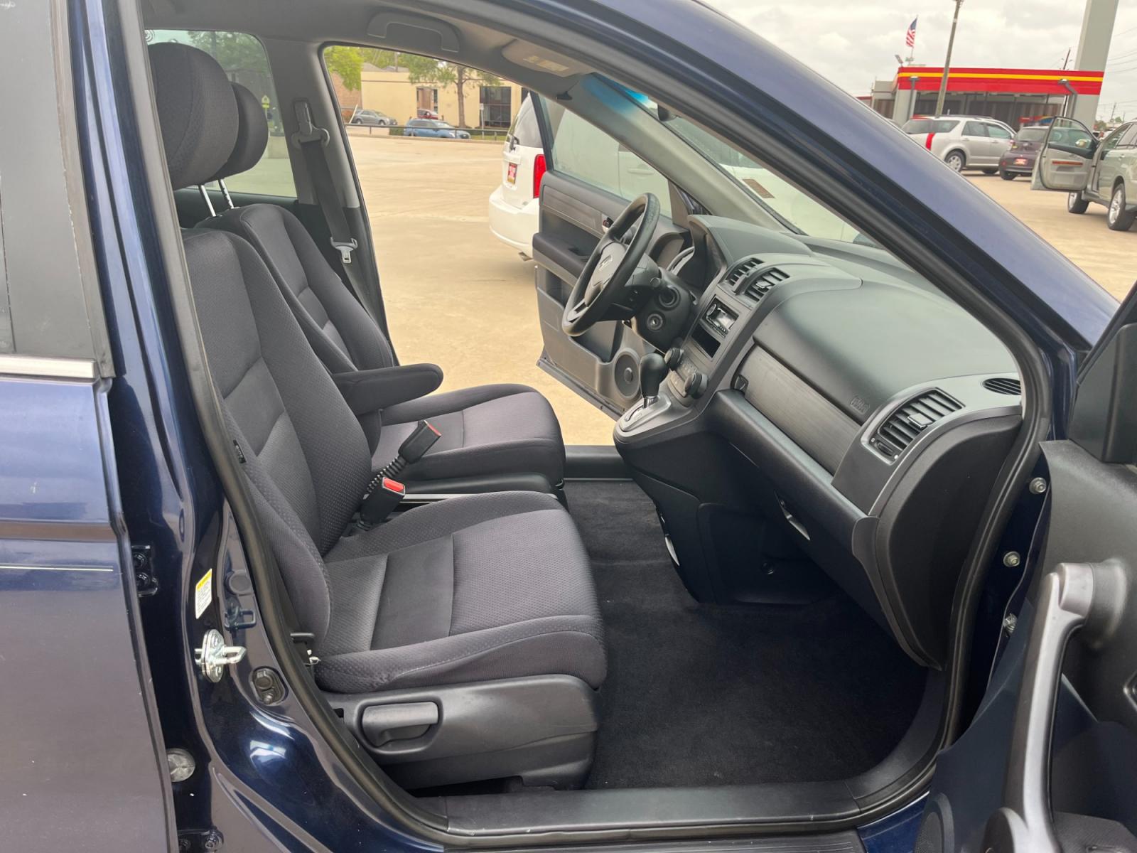 2008 blue /black Honda CR-V LX 2WD AT (3CZRE38348G) with an 2.4L L4 DOHC 16V engine, 5-Speed Automatic Overdrive transmission, located at 14700 Tomball Parkway 249, Houston, TX, 77086, (281) 444-2200, 29.928619, -95.504074 - Photo #11